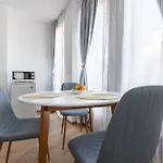 Light One Bed Flat Next To The Lift Appartement *