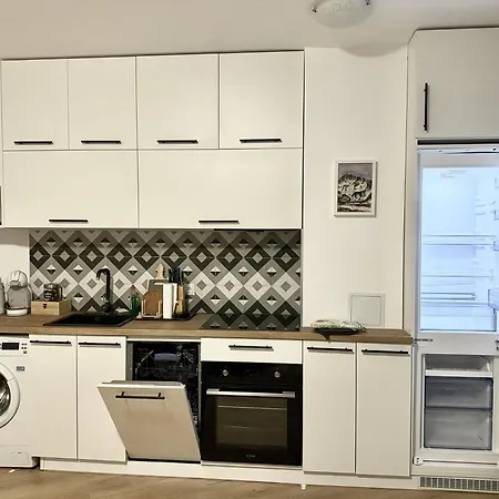 Light One Bed Flat Next To The Lift Apartamento