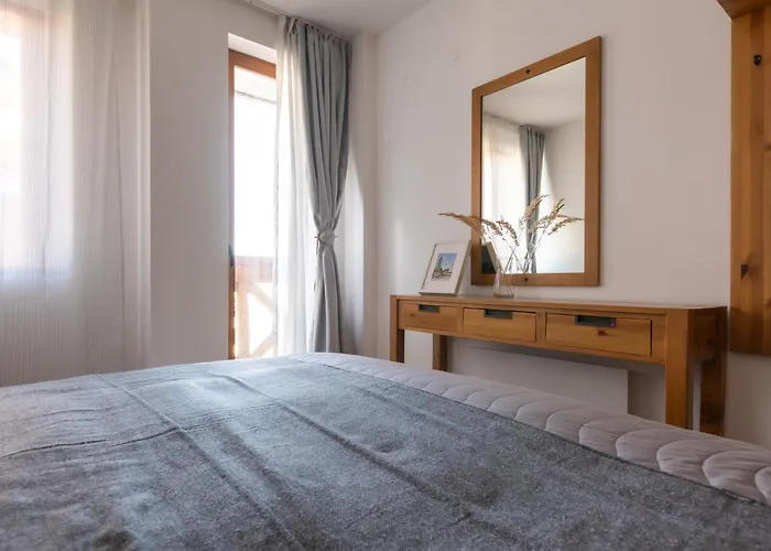 Light One Bed Flat Next To The Lift バンスコ